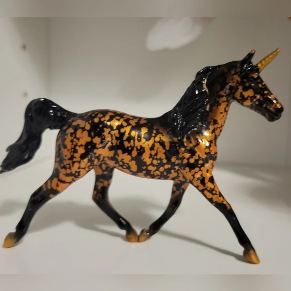 Breyer Black and Gold Stablemate - Picture 1 of 1